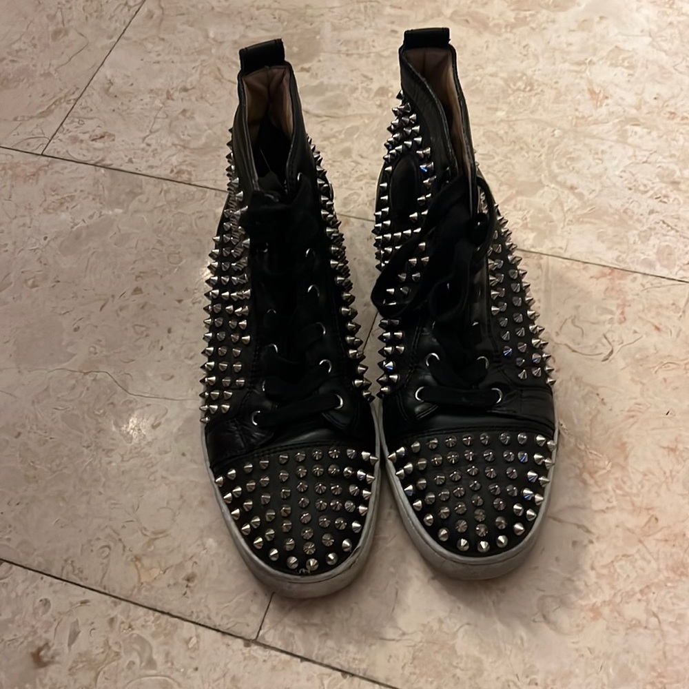 Man smokers high top